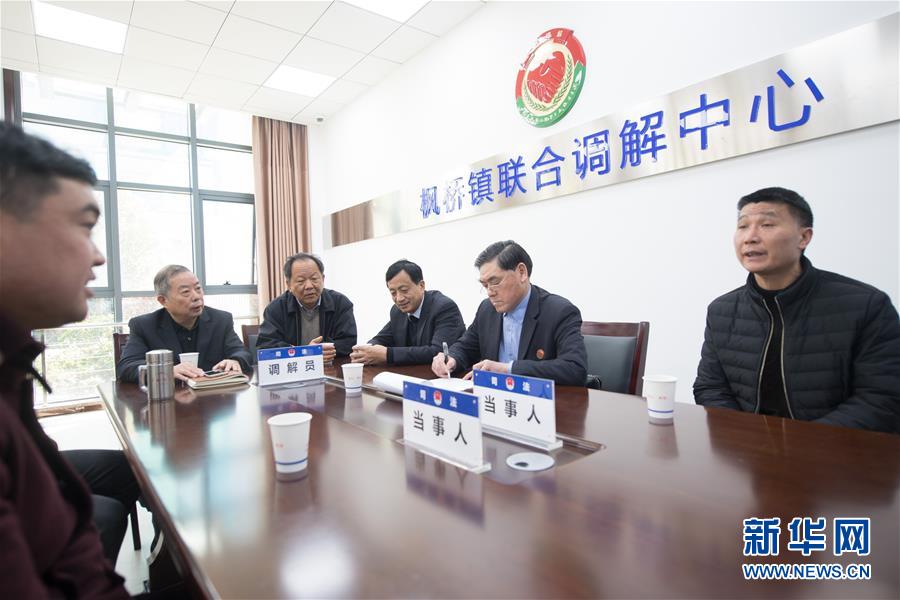 (新華全媒頭條·圖文互動)(7)開啟法治中國新時代——以習(xí)近平同志為核心的黨中央推進(jìn)全面依法治國紀(jì)實(shí)