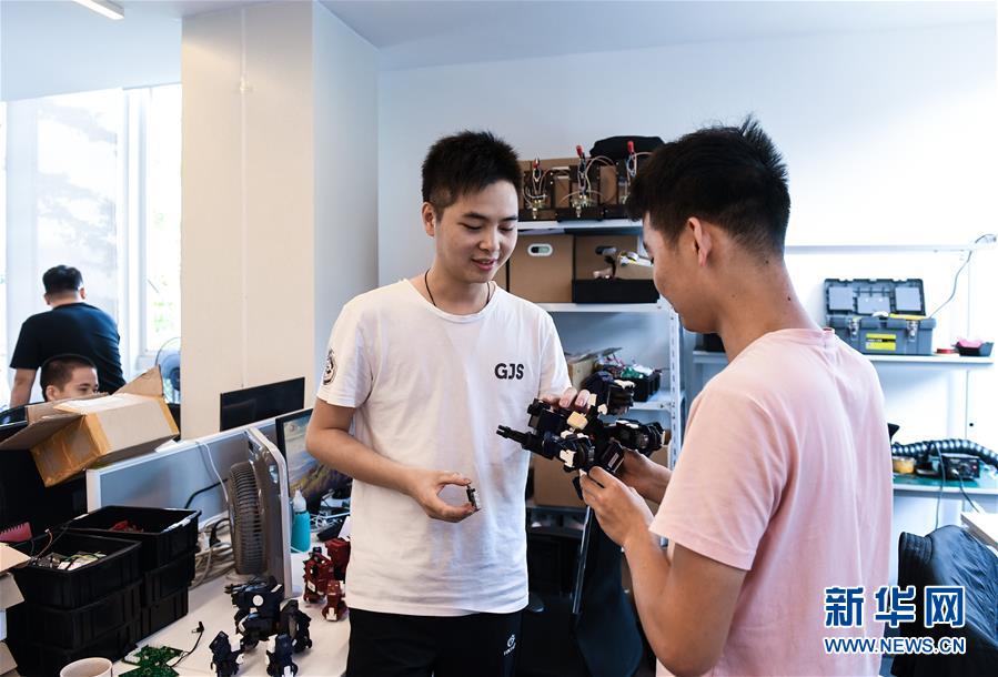 （在習近平新時代中國特色社會主義思想指引下&mdash;&mdash;新時代新作為新篇章&middot;習近平總書記關切事&middot;圖文互動）（8）我家大門常打開&mdash;&mdash;經濟特區全方位對外開放故事