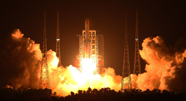 我國首枚大型運(yùn)載火箭長征五號點火升空