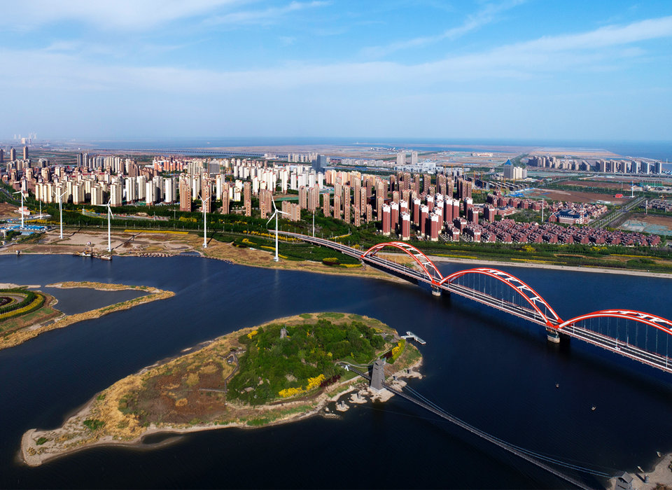 銳意進取，埋頭苦干，向著偉大目標奮力前行