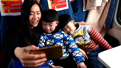 趕往異鄉(xiāng)團(tuán)聚的&ldquo;小候鳥&rdquo;