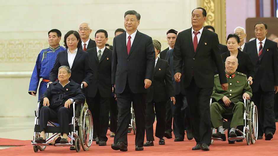 習近平同&ldquo;七一勛章&rdquo;獲得者一同步入會場