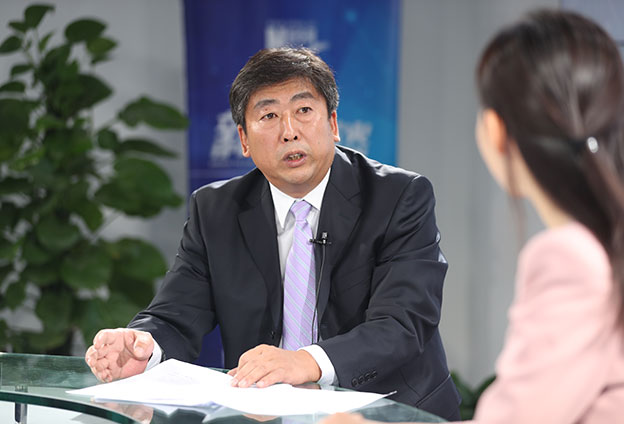 具體落在實處就是把方向，管大局，保落實