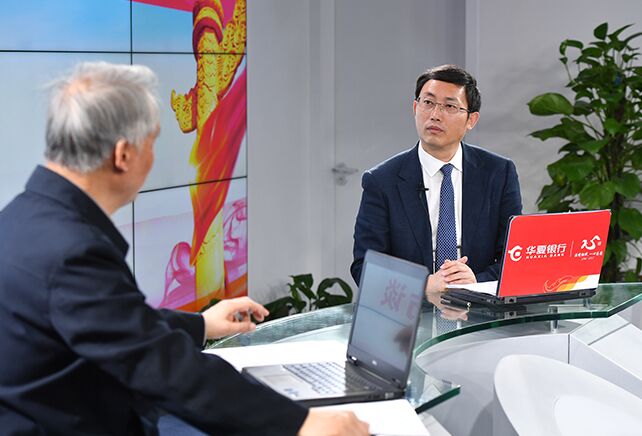 您再給我們梳理一下，黨章中有關(guān)&ldquo;基本路線&rdquo;的修改情況。