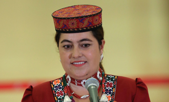 米日姑麗&middot;艾克米汗代表接受采訪