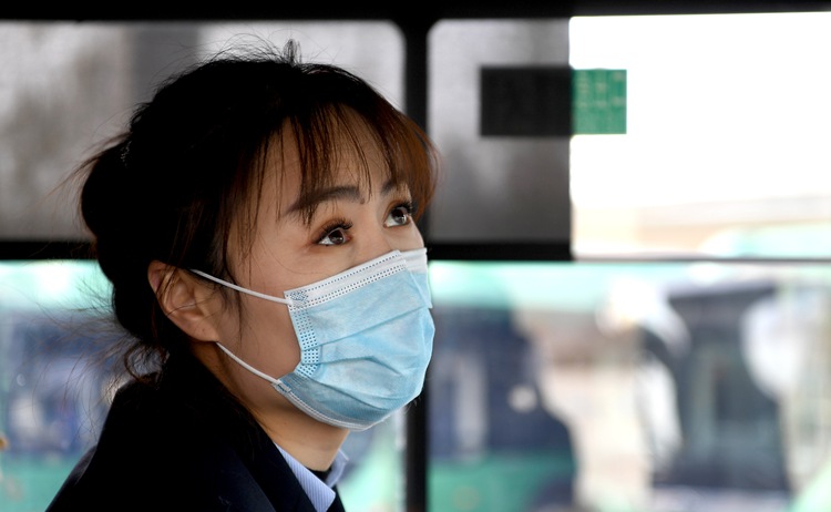 黃菲：眼睛會&ldquo;說話&rdquo;的公交女車長