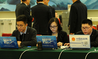 新華網、中國政府網記者在做直播準備
