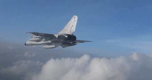 飛豹鎖定&ldquo;敵機&rdquo;果斷攻擊畫面緊張