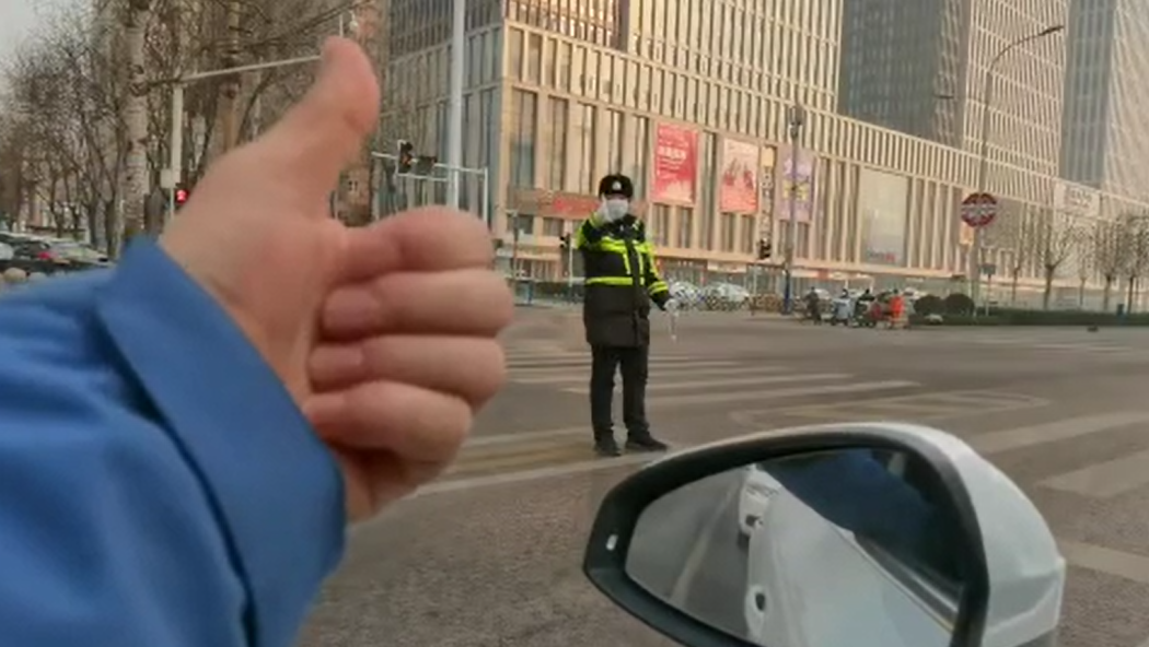 石家莊路人和交警的這個&ldquo;暗號&rdquo;，真暖！