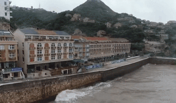 浙江臺州：臺風&ldquo;煙花&rdquo;逼近&mdash;&mdash;海上掀起風浪 伏休漁船轉(zhuǎn)移避風