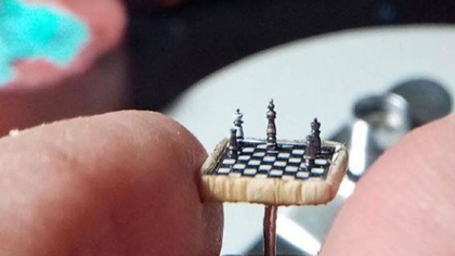 比指甲蓋還??！ 土耳其微雕藝術家雕出超小國際象棋