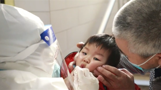 這一跪，謝謝你最美的&ldquo;核酸護士&rdquo;