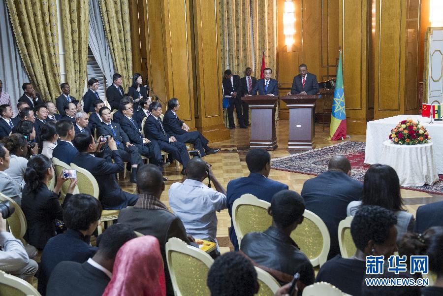 5月4日，國務(wù)院總理李克強(qiáng)在亞的斯亞貝巴與埃塞俄比亞總理海爾馬里亞姆舉行會談。這是會談后，李克強(qiáng)與海爾馬里亞姆共同會見記者。 新華社記者 王曄 攝