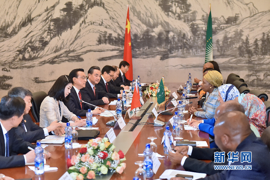 5月5日，中國(guó)國(guó)務(wù)院總理李克強(qiáng)在亞的斯亞貝巴非洲聯(lián)盟總部會(huì)見(jiàn)非盟委員會(huì)主席祖馬。 新華社記者李濤攝
