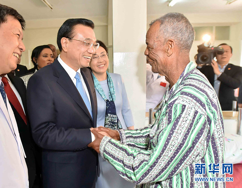 5月6日，中國國務院總理李克強與埃塞俄比亞總統穆拉圖一同來到亞的斯亞貝巴阿勒塔醫院，看望受益于中國免費白內障手術&ldquo;光明行&rdquo;活動的埃塞俄比亞患者。新華社記者 李濤 攝 