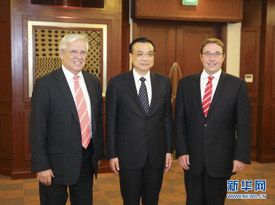 5月10日，國務院總理李克強在內羅畢會見聯(lián)合國環(huán)境規(guī)劃署執(zhí)行主任施泰納（右）和聯(lián)合國人居署執(zhí)行主任克洛斯。 新華社記者 丁林 攝 