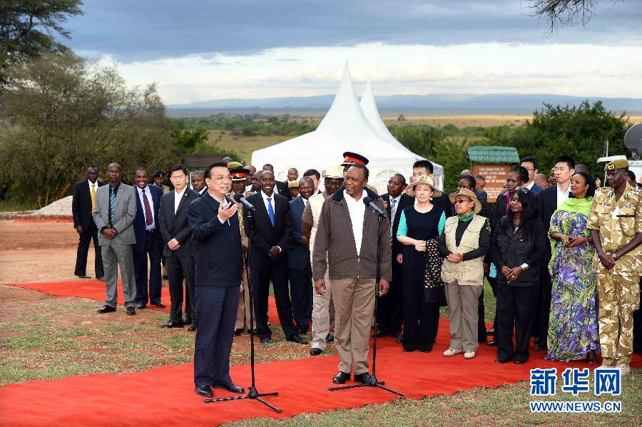 5月10日，國務(wù)院總理李克強與肯尼亞總統(tǒng)肯雅塔共同參觀肯尼亞內(nèi)羅畢國家公園焚燒象牙紀(jì)念地，并對中外記者發(fā)表講話。肯尼亞副總統(tǒng)魯托陪同參觀。新華社記者 李濤 攝 