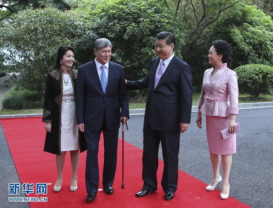 會談前,習近平在上海西郊會議中心廣場為阿坦巴耶夫舉行歡迎儀式。新華社記者 蘭紅光 攝 會談前,習近平在上海西郊會議中心廣場為阿坦巴耶夫舉行歡迎儀式。新華社記者 蘭紅光 攝