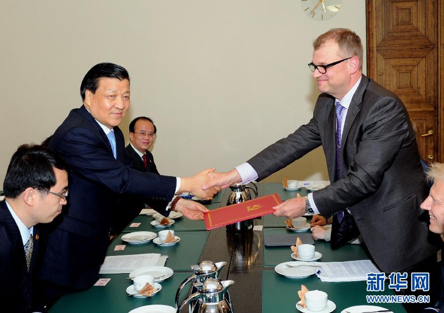 6月12日，中共中央政治局常委、中央書(shū)記處書(shū)記劉云山在赫爾辛基會(huì)見(jiàn)芬蘭中間黨主席西皮萊。 新華社記者饒愛(ài)民攝