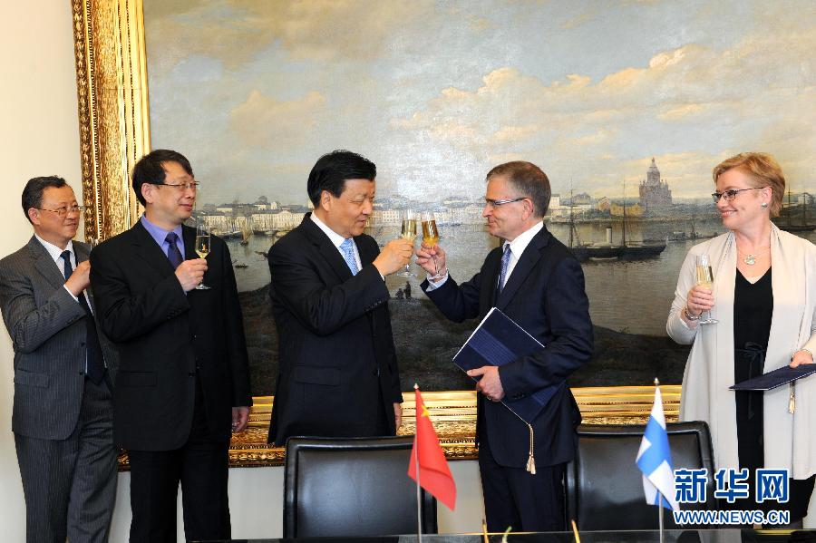 6月13日，中共中央政治局常委、中央書(shū)記處書(shū)記劉云山在赫爾辛基與赫爾辛基市長(zhǎng)帕尤寧共同出席中芬有關(guān)文化藝術(shù)合作及交流活動(dòng)的諒解備忘錄簽字儀式。新華社記者饒愛(ài)民攝 