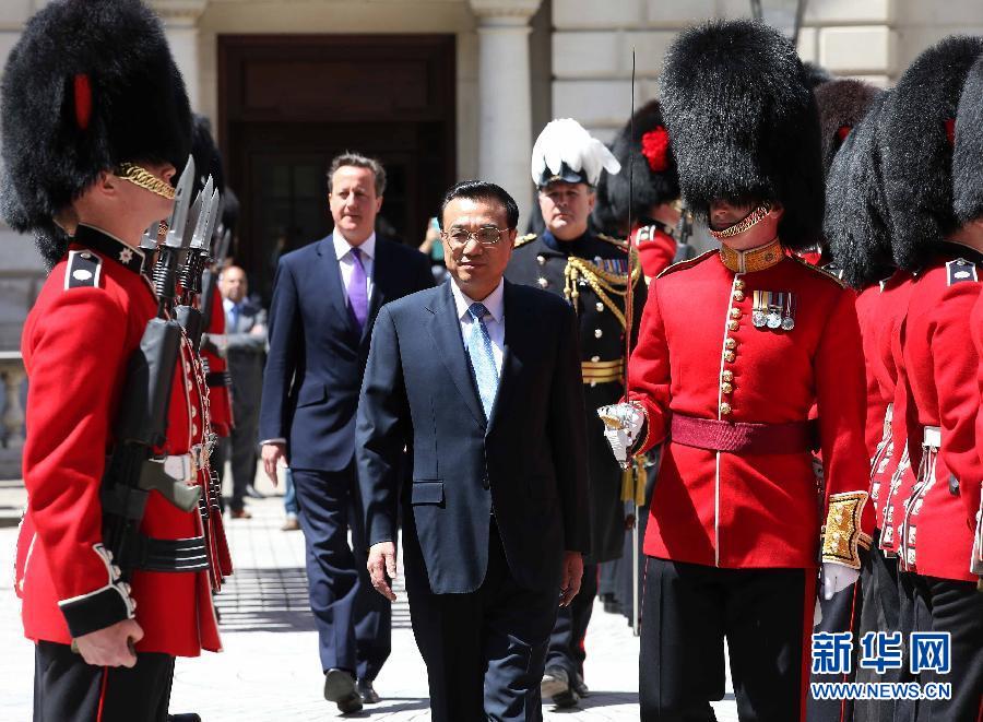 6月17日，中國國務(wù)院總理李克強在倫敦唐寧街10號首相府同英國首相卡梅倫舉行中英總理年度會晤。這是會晤前，卡梅倫為李克強舉行隆重的歡迎儀式。新華社記者 龐興雷 攝  