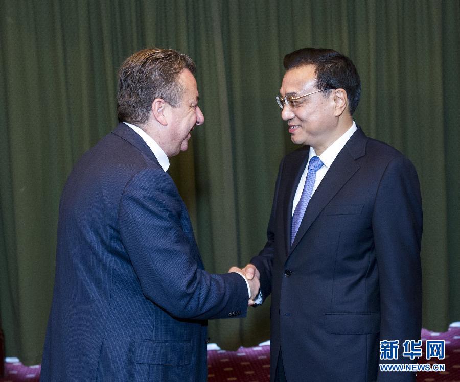 6月21日，國務院總理李克強在希臘克里特省首府伊拉克利翁會見省長阿爾納烏塔基斯。 新華社記者 王曄 攝 