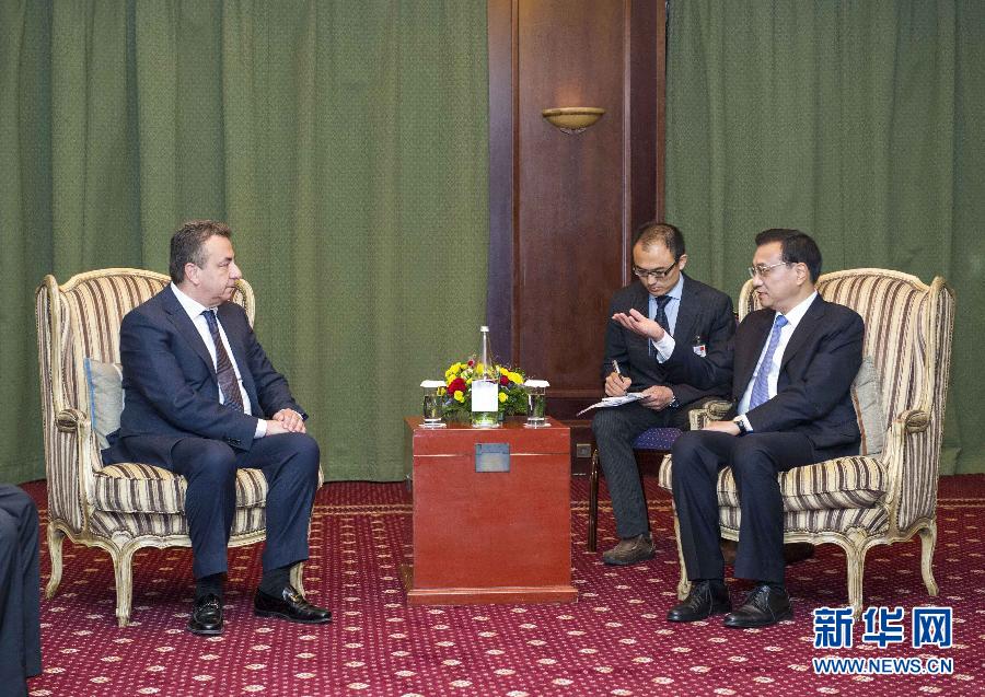 6月21日，國務院總理李克強在希臘克里特省首府伊拉克利翁會見省長阿爾納烏塔基斯。 新華社記者 王曄 攝