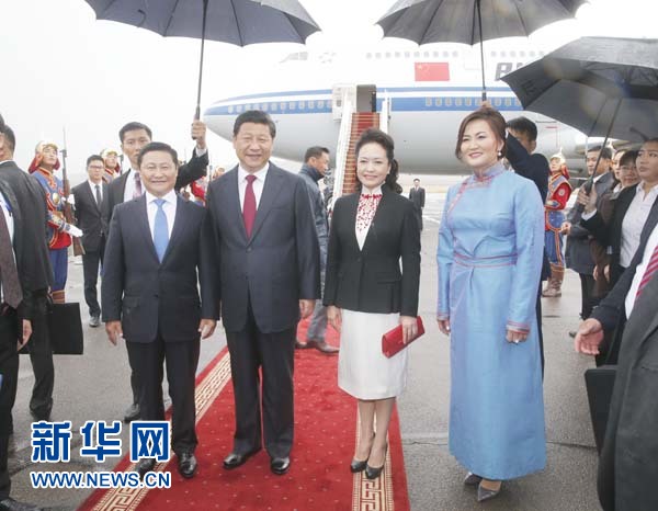 8月21日，國家主席習(xí)近平抵達(dá)烏蘭巴托，開始對(duì)蒙古國進(jìn)行國事訪問。習(xí)近平和夫人彭麗媛在機(jī)場(chǎng)受到蒙古國總理阿勒坦呼亞格夫婦熱情迎接。新華社記者鞠鵬攝 