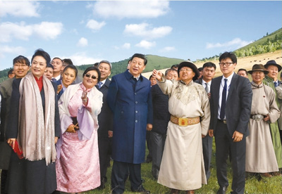 　　八月二十二日，國家主席習近平在蒙古國總統額勒貝格道爾吉陪同下前往烏蘭巴托市郊觀看那達慕。這是習近平和夫人彭麗媛同額勒貝格道爾吉夫婦觀看表演。新華社記者　鞠鵬攝