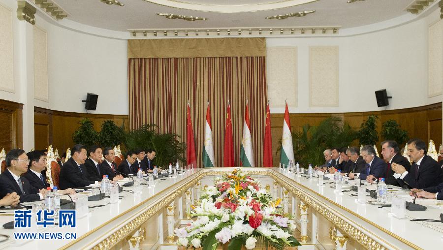 9月13日，國家主席習(xí)近平在杜尚別同塔吉克斯坦總統(tǒng)拉赫蒙舉行會談。 新華社記者謝環(huán)馳攝 