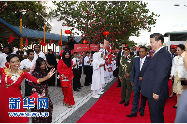  9月14日，國家主席習(xí)近平抵達(dá)馬累，開始對馬爾代夫進(jìn)行國事訪問。習(xí)近平和夫人彭麗媛在機(jī)場受到馬爾代夫總統(tǒng)亞明夫婦的熱情迎接。新華社記者 鞠鵬 攝 