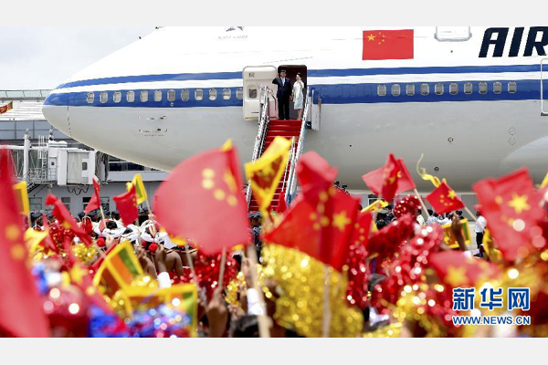 9月16日，國家主席習近平抵達科倫坡，開始對斯里蘭卡進行國事訪問。這是習近平和夫人彭麗媛向歡迎群眾揮手致意。 新華社記者馬占成攝 