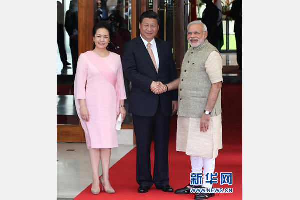 9月17日，國家主席習近平在古吉拉特邦艾哈邁達巴德會見印度總理莫迪。這是會見前，莫迪在習近平下榻的賓館前迎接習近平和夫人彭麗媛。 新華社記者 龐興雷 攝