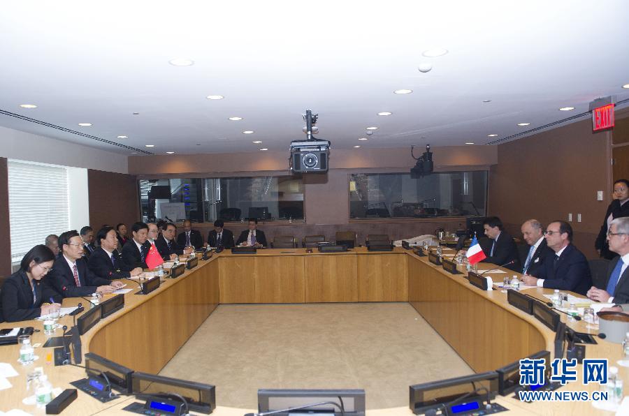 9月23日,出席聯(lián)合國(guó)氣候峰會(huì)的國(guó)家主席習(xí)近平特使、國(guó)務(wù)院副總理張高麗在紐約聯(lián)合國(guó)總部會(huì)見(jiàn)法國(guó)總統(tǒng)奧朗德。 新華社記者 王曄 攝 9月23日,出席聯(lián)合國(guó)氣候峰會(huì)的國(guó)家主席習(xí)近平特使、國(guó)務(wù)院副總理張高麗在紐約聯(lián)合國(guó)總部會(huì)見(jiàn)法國(guó)總統(tǒng)奧朗德。 新華社記者 王曄 攝