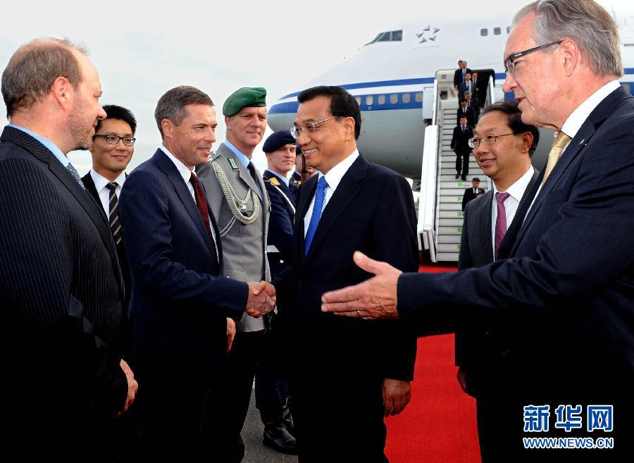 10月9日,國(guó)務(wù)院總理李克強(qiáng)抵達(dá)柏林開(kāi)始對(duì)德國(guó)進(jìn)行正式訪問(wèn)。德國(guó)政府高級(jí)官員到機(jī)場(chǎng)迎接。 新華社記者 饒愛(ài)民 攝 10月9日,國(guó)務(wù)院總理李克強(qiáng)抵達(dá)柏林開(kāi)始對(duì)德國(guó)進(jìn)行正式訪問(wèn)。德國(guó)政府高級(jí)官員到機(jī)場(chǎng)迎接。 新華社記者 饒愛(ài)民 攝