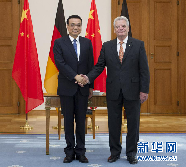 10月10日,國務(wù)院總理李克強在柏林會見德國總統(tǒng)高克。 新華社記者王曄 攝 10月10日,國務(wù)院總理李克強在柏林會見德國總統(tǒng)高克。 新華社記者王曄 攝