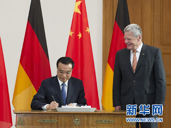 10月10日,國務(wù)院總理李克強在柏林會見德國總統(tǒng)高克。這是李克強總理在高克總統(tǒng)的陪同下在貴賓簿上簽字。 新華社記者 王曄 攝 10月10日,國務(wù)院總理李克強在柏林會見德國總統(tǒng)高克。這是李克強總理在高克總統(tǒng)的陪同下在貴賓簿上簽字。 新華社記者 王曄 攝