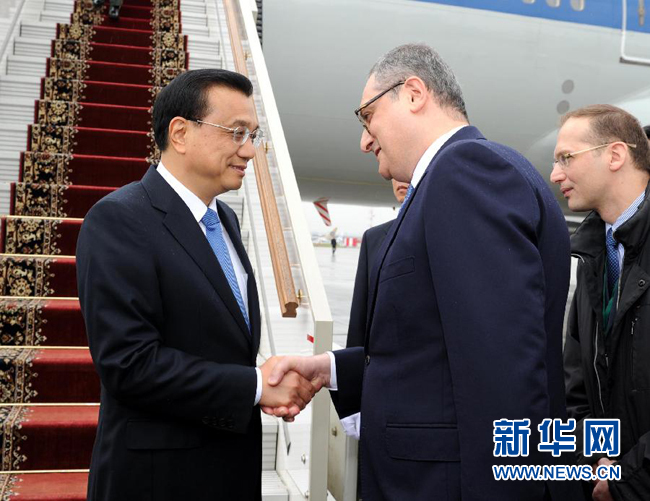10月12日，中國國務院總理李克強乘專機抵達莫斯科，開始對俄羅斯進行正式訪問并舉行中俄總理第十九次定期會晤。俄羅斯聯邦政府高級官員到機場迎接李克強總理。新華社記者 饒愛民 攝
