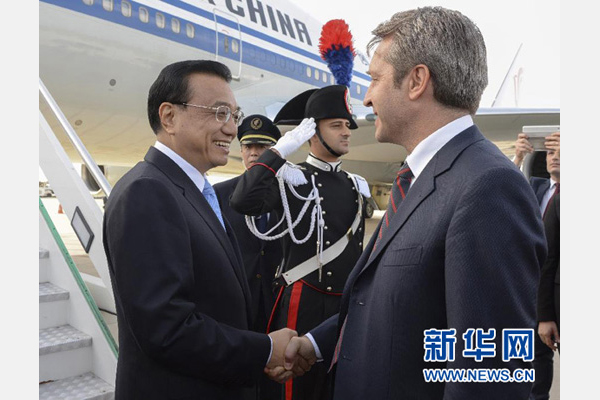 10月14日，國務(wù)院總理李克強乘專機抵達羅馬，開始對意大利進行正式訪問，意大利政府高級官員到機場迎接。 新華社記者李學(xué)仁攝