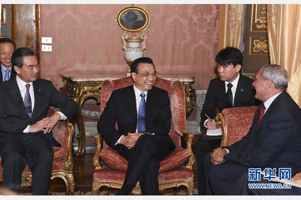 10月15日,中國(guó)國(guó)務(wù)院總理李克強(qiáng)在羅馬會(huì)見(jiàn)意大利參議長(zhǎng)格拉索。 新華社記者謝環(huán)馳攝 10月15日,中國(guó)國(guó)務(wù)院總理李克強(qiáng)在羅馬會(huì)見(jiàn)意大利參議長(zhǎng)格拉索。 新華社記者謝環(huán)馳攝