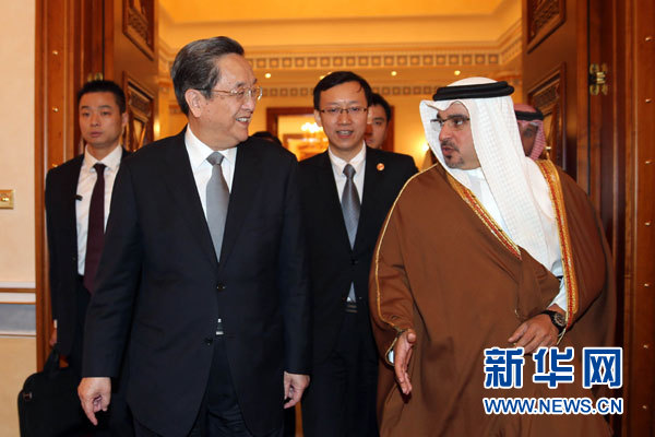 11月6日,正在巴林進行正式友好訪問的全國政協主席俞正聲在麥納麥會見巴林王儲薩勒曼。 新華社記者劉衛兵攝 11月6日,正在巴林進行正式友好訪問的全國政協主席俞正聲在麥納麥會見巴林王儲薩勒曼。 新華社記者劉衛兵攝