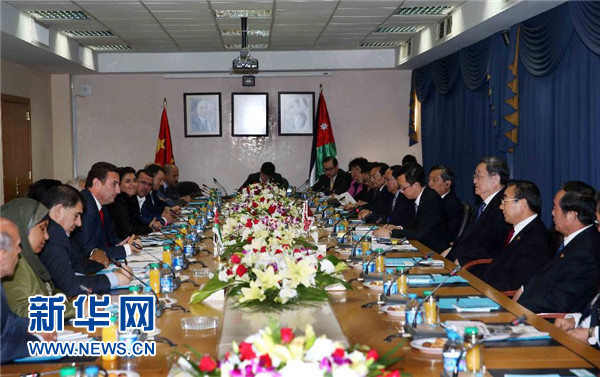 11月9日,正在約旦進行正式友好訪問的全國政協主席俞正聲在安曼會見約旦眾議院代議長薩法迪。 新華社記者 劉衛兵 攝 11月9日,正在約旦進行正式友好訪問的全國政協主席俞正聲在安曼會見約旦眾議院代議長薩法迪。 新華社記者 劉衛兵 攝