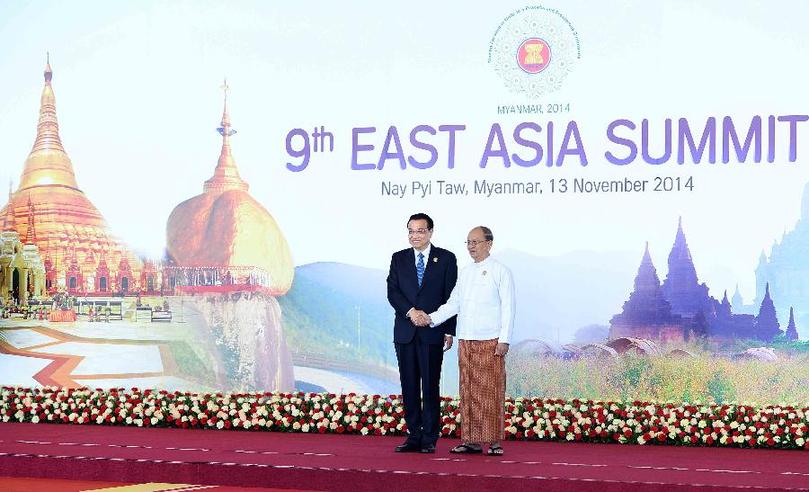 11月13日，中國國務院總理李克強在內比都出席第九屆東亞峰會并發言。這是峰會開始前，東盟輪值主席國緬甸聯邦共和國總統吳登盛迎接李克強總理。新華社記者 李濤 攝 