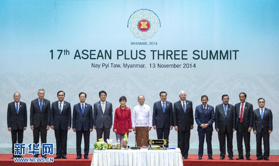 11月13日,中國(guó)國(guó)務(wù)院總理李克強(qiáng)在緬甸首都內(nèi)比都出席第17次東盟與中日韓(10+3)領(lǐng)導(dǎo)人會(huì)議。 新華社記者 王曄 攝 11月13日,中國(guó)國(guó)務(wù)院總理李克強(qiáng)在緬甸首都內(nèi)比都出席第17次東盟與中日韓(10+3)領(lǐng)導(dǎo)人會(huì)議。 新華社記者 王曄 攝