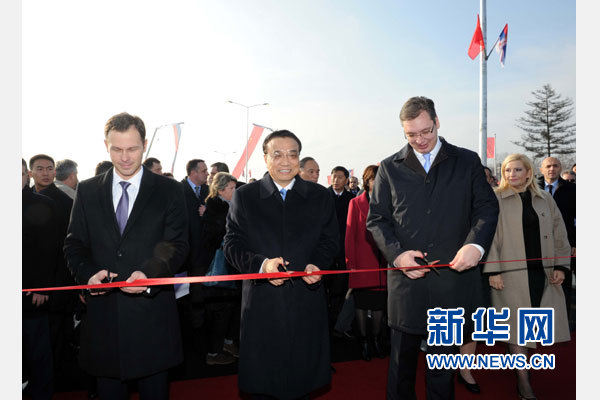 12月18日，中國國務院總理李克強在貝爾格萊德同塞爾維亞總理武契奇共同出席貝爾格萊德跨多瑙河大橋竣工儀式。這是李克強與武契奇為新建成的大橋剪彩。新華社記者 饒愛民 攝