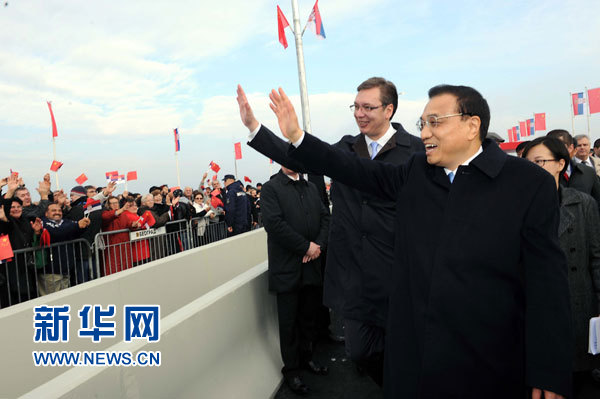 12月18日，中國國務院總理李克強在貝爾格萊德同塞爾維亞總理武契奇共同出席貝爾格萊德跨多瑙河大橋竣工儀式。這是李克強與武契奇在儀式現場向塞爾維亞群眾揮手致意。新華社記者 饒愛民 攝