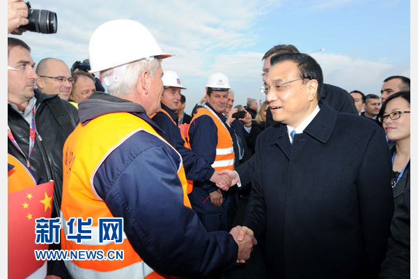 12月18日，中國國務院總理李克強在貝爾格萊德同塞爾維亞總理武契奇共同出席貝爾格萊德跨多瑙河大橋竣工儀式。這是李克強同大橋建設者親切交流。新華社記者 饒愛民 攝