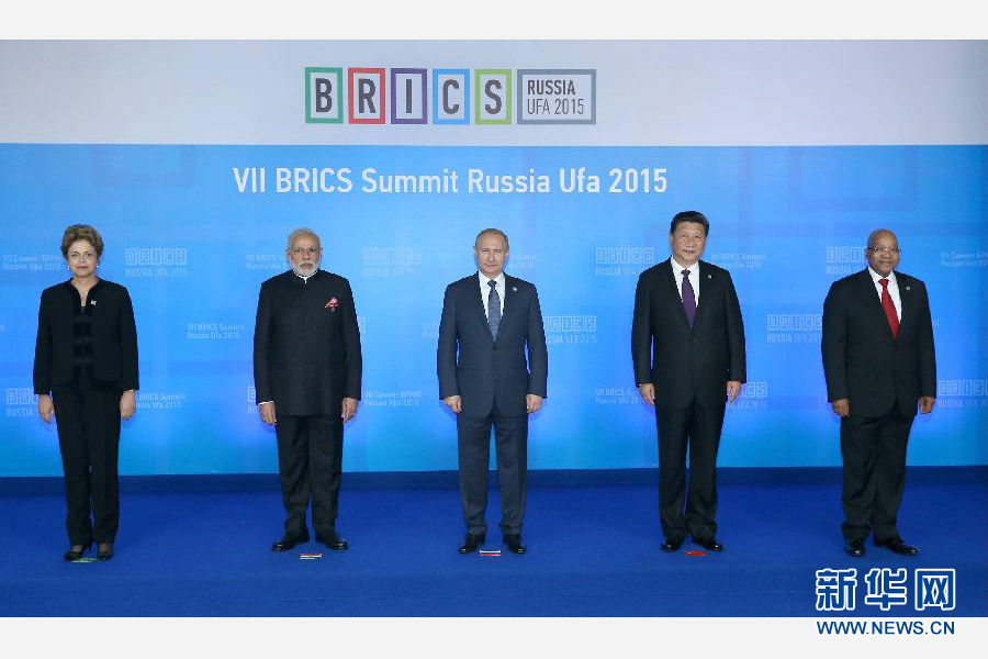 7月9日，金磚國家領導人第七次會晤在俄羅斯烏法舉行。中國國家主席習近平、俄羅斯總統普京、巴西總統羅塞夫、印度總理莫迪、南非總統祖馬出席。這是金磚國家領導人集體合影。新華社記者 龐興雷 攝