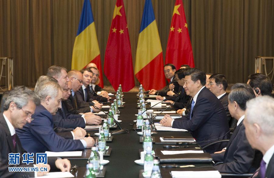 9月26日,國家主席習近平在紐約會見羅馬尼亞總統(tǒng)約翰尼斯。新華社記者黃敬文攝 9月26日,國家主席習近平在紐約會見羅馬尼亞總統(tǒng)約翰尼斯。新華社記者黃敬文攝
