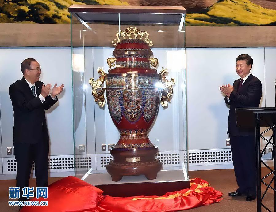 9月27日，國家主席習近平在紐約出席中國向聯合國贈送&ldquo;和平尊&rdquo;儀式。聯合國秘書長潘基文出席。 新華社記者 李濤 攝 